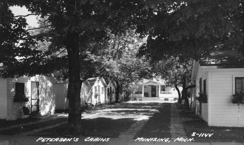 Petersons Cabins - Vintage Postcard